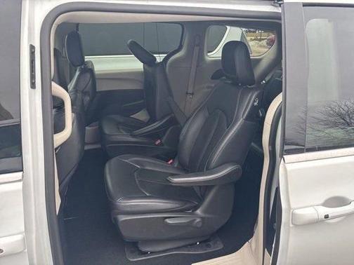 2024 Chrysler Pacifica Hybrid Select