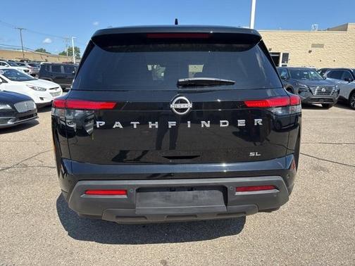 2025 Nissan Pathfinder SL