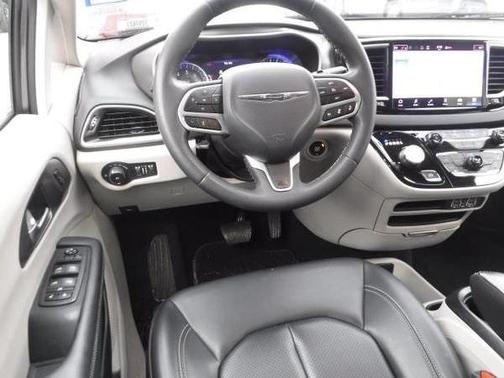 2023 Chrysler Pacifica Touring-L