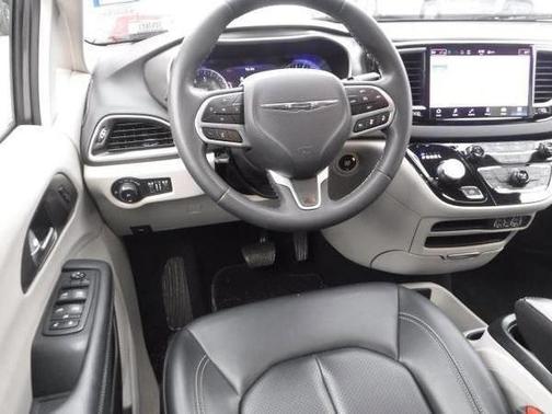 2023 Chrysler Pacifica Touring-L