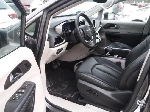 2023 Chrysler Pacifica Touring-L