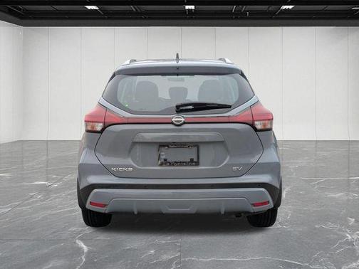 Boulder Gray Pearl 2023 Nissan Kicks SV