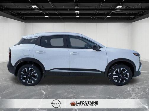 Aspen White Tri 2026 Nissan Kicks SV