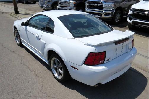 Oxford White Clearcoat 2001 Ford Mustang GT