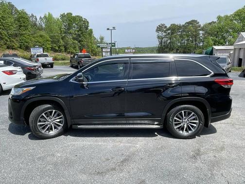 Midnight Black Metallic 2019 Toyota Highlander XLE
