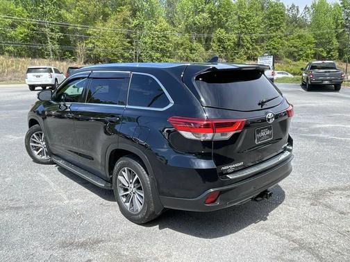 Midnight Black Metallic 2019 Toyota Highlander XLE