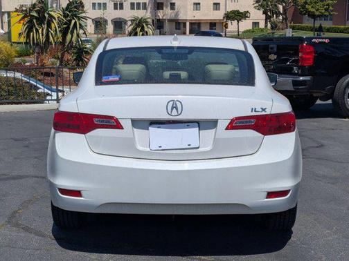Bellanova White Pearl 2014 Acura ILX 2.0L w/Premium Package