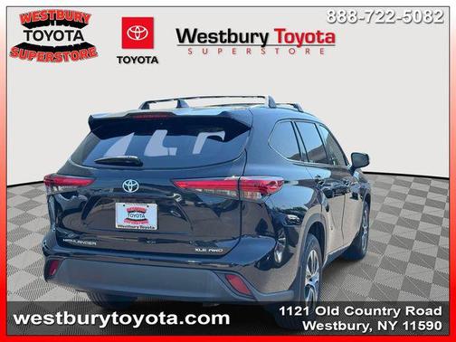 Midnight Black Metallic 2022 Toyota Highlander XLE