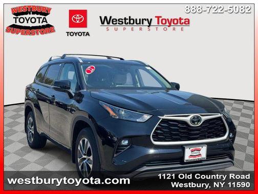 Midnight Black Metallic 2022 Toyota Highlander XLE