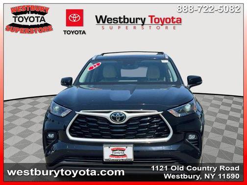 Midnight Black Metallic 2022 Toyota Highlander XLE