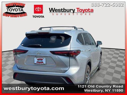 Celestial Silver Metallic 2025 Toyota Highlander XLE
