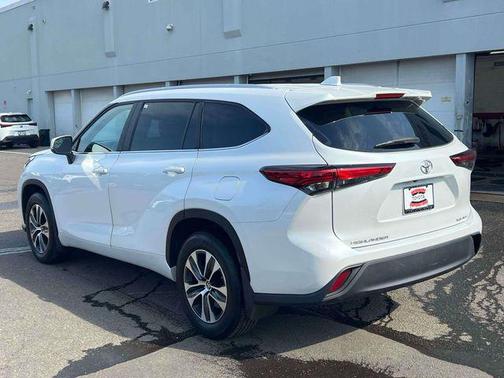 Wind Chill Pearl 2023 Toyota Highlander XLE