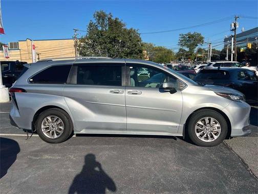 2021 Toyota Sienna LE