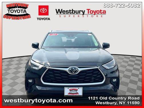 Midnight Black Metallic 2022 Toyota Highlander XLE