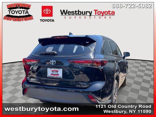 Midnight Black Metallic 2025 Toyota Highlander XLE