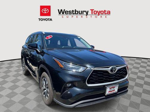 Midnight Black Metallic 2025 Toyota Highlander XLE