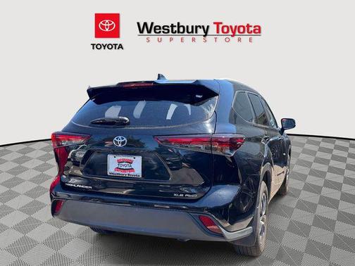 Midnight Black Metallic 2025 Toyota Highlander XLE