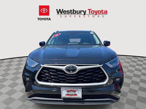 Midnight Black Metallic 2025 Toyota Highlander XLE