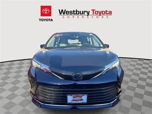 2022 Toyota Sienna XLE