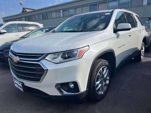 Iridescent Pearl Tricoat 2021 Chevrolet Traverse LT Cloth