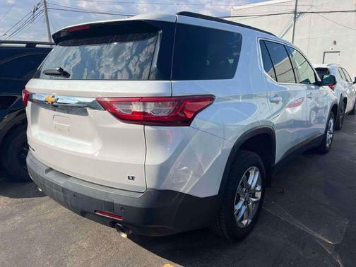 Iridescent Pearl Tricoat 2021 Chevrolet Traverse LT Cloth