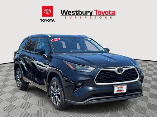 Midnight Black Metallic 2025 Toyota Highlander XLE