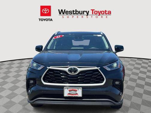 Midnight Black Metallic 2025 Toyota Highlander XLE