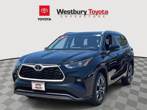 Midnight Black Metallic 2025 Toyota Highlander XLE