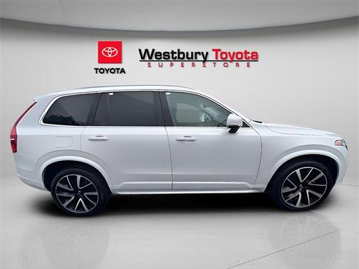 2022 Volvo XC90 T6 Momentum