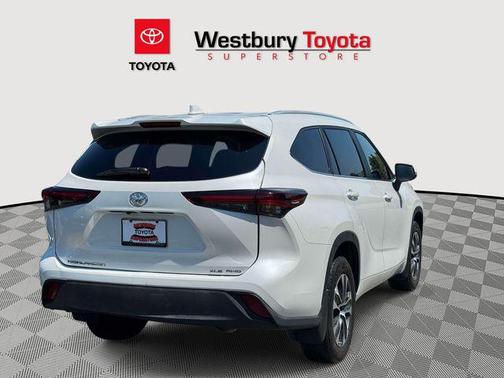 Wind Chill Pearl 2024 Toyota Highlander XLE