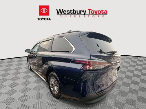 2025 Toyota Sienna LE