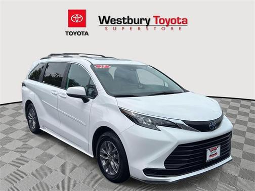 2025 Toyota Sienna LE