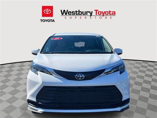 2025 Toyota Sienna LE