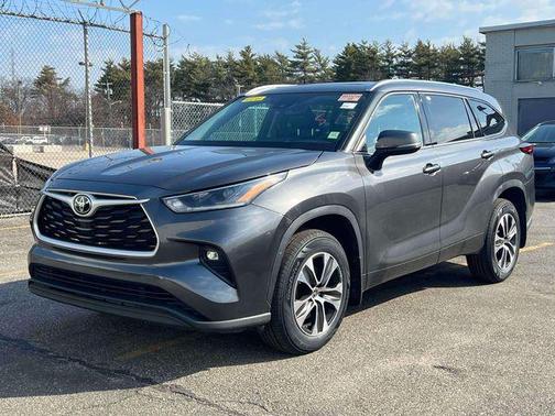 Midnight Black Metallic 2021 Toyota Highlander XLE