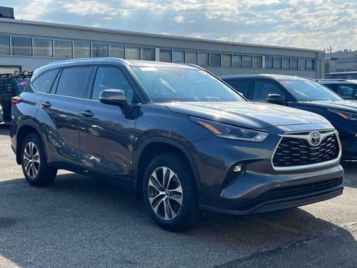 Midnight Black Metallic 2021 Toyota Highlander XLE