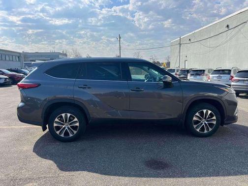 Midnight Black Metallic 2021 Toyota Highlander XLE