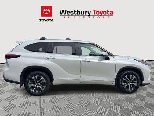 Wind Chill Pearl 2023 Toyota Highlander XLE