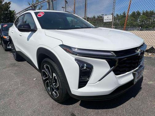 Summit White 2026 Chevrolet Trax FWD 2RS