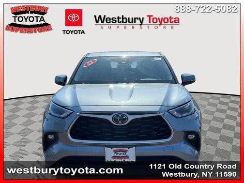 Moon Dust 2022 Toyota Highlander LE