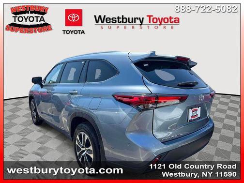 Moon Dust 2023 Toyota Highlander XLE