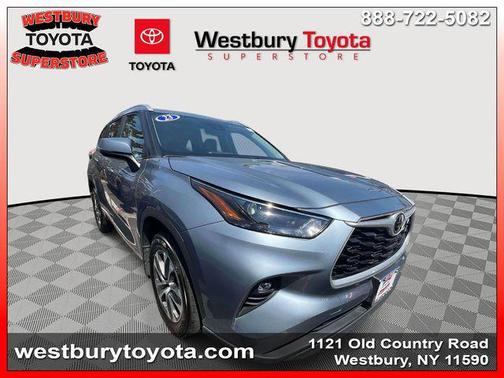 Moon Dust 2023 Toyota Highlander XLE