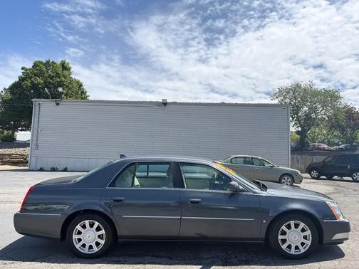 GREY 2009 Cadillac DTS 1SB