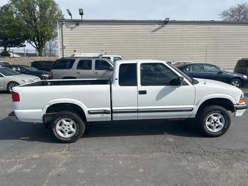 WHITE 2003 Chevrolet S-10 Base