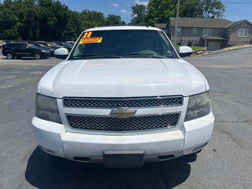 WHITE 2011 Chevrolet Suburban 1500 LT