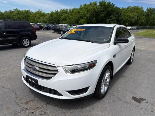 WHITE 2018 Ford Taurus SE FWD