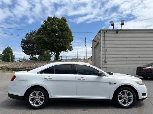WHITE 2018 Ford Taurus SE FWD