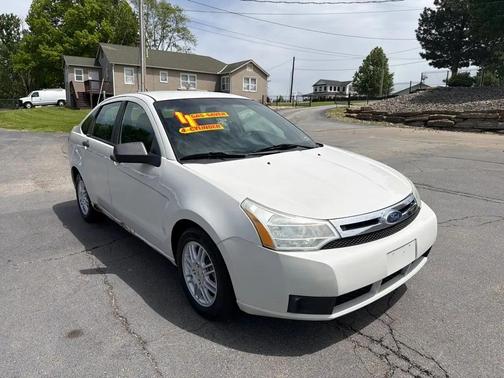 WHITE 2011 Ford Focus SE