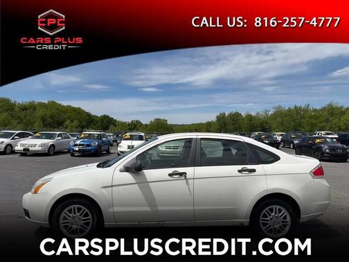 WHITE 2011 Ford Focus SE