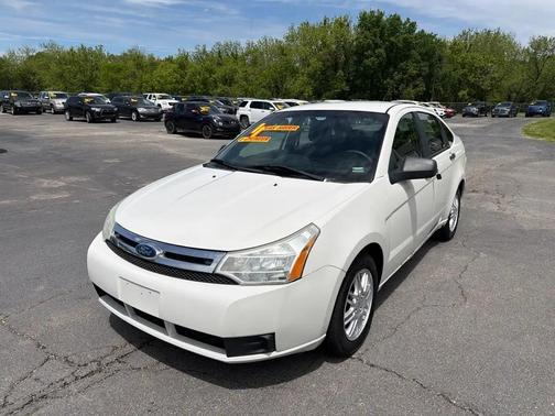 WHITE 2011 Ford Focus SE