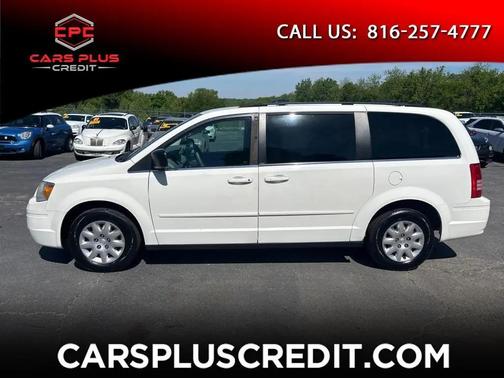 WHITE 2010 Chrysler Town & Country LX
